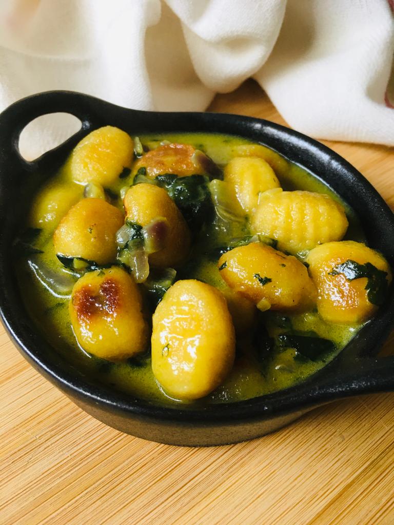 Curry vegan de gnocchis aux épinards et coco