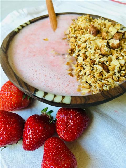 Smoothie bowl à la fraire et au granola maison