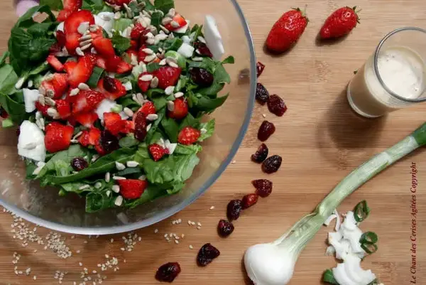 Salade printanière épinards fraises et tahini