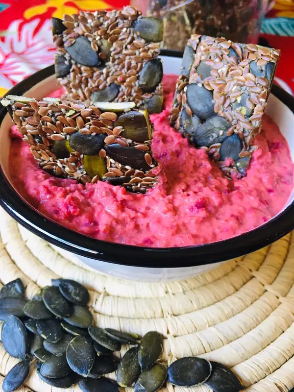 Crackers aux grains maison avec houmous de betterave