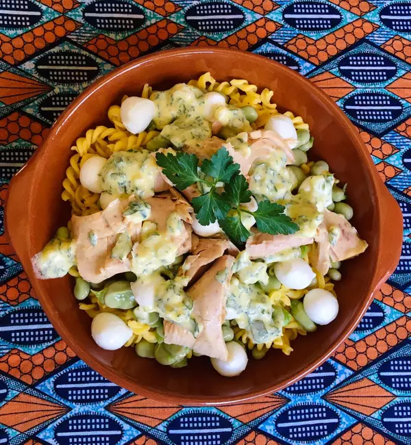 Salade de fèves, thon blanc, buffala et pâtes de maïs
